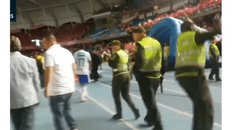 Espectacular atajada de un Policía para evitar agresión a Pinto en el Pascual