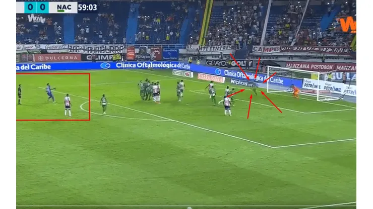 La viveza de Daniel Bocanegra en el tiro libre de Sebastián Viera.