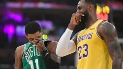 LeBron James hablando con Kyrie Irving