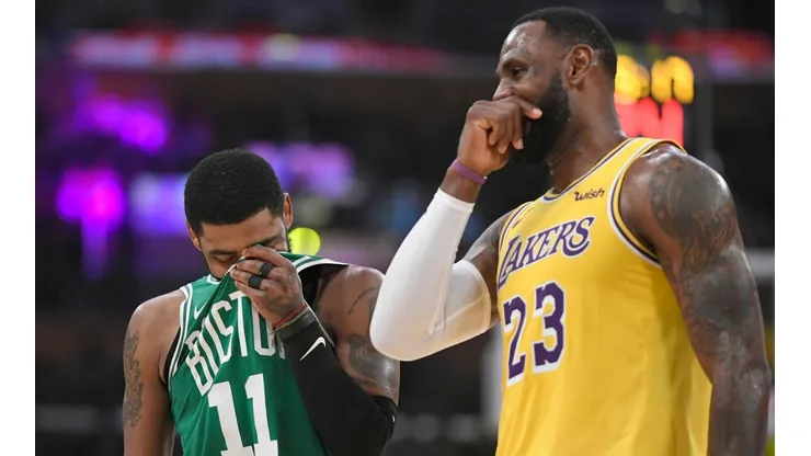 LeBron James hablando con Kyrie Irving