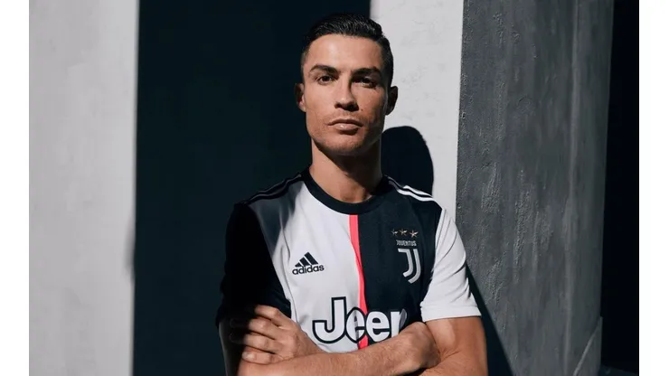 Con Cristiano Ronaldo y otras figuras Juventus presentó su nueva camiseta de manera oficial