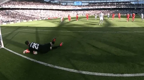 Le saca ventaja a Keylor: Courtois salvó al Real Madrid tapando un penal