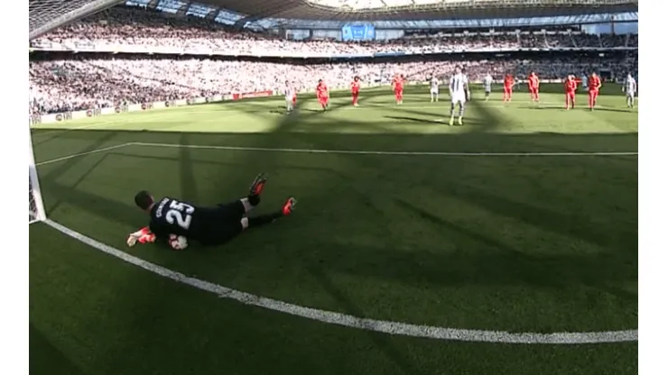 Le saca ventaja a Keylor: Courtois salvó al Real Madrid tapando un penal
