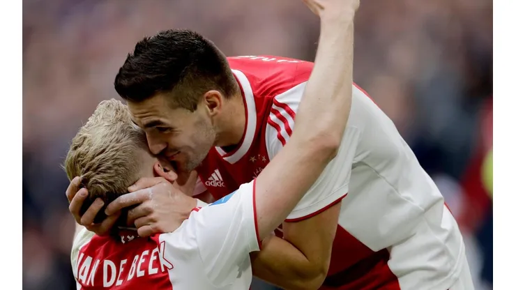 Ajax se recuperó de la eliminación en Champions y es casi campeón