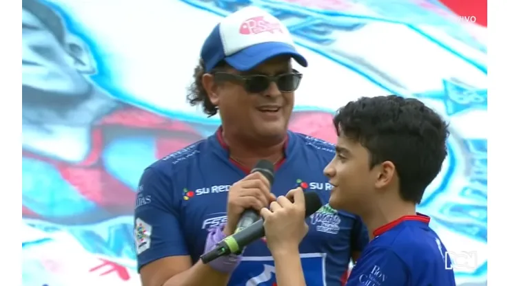 Carlos Vives en los actos protocolarios del juego entre Unión y Pasto.
