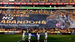 "No abandona", el mensaje de Tigres a Rayados con una bandera