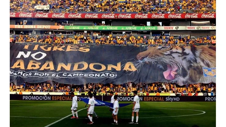 "No abandona", el mensaje de Tigres a Rayados con una bandera
