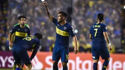 Un ex Boca visitó la concentración y le regaló una camiseta a Tevez