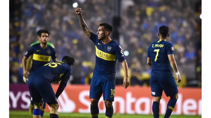 Un ex Boca visitó la concentración y le regaló una camiseta a Tevez