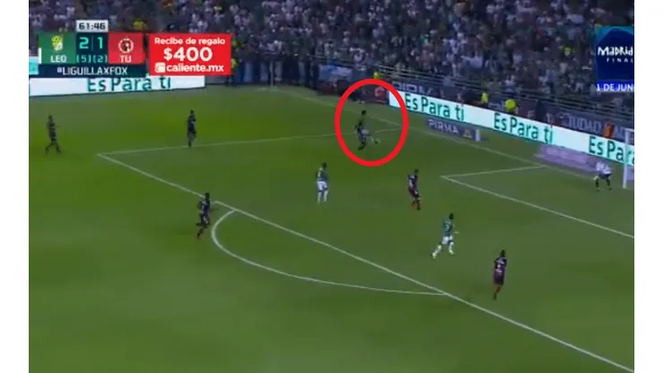 Macías realizó una jugada de crack, pero luego su disparo se fue por encima del travesaño
