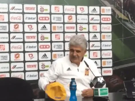 ¿Qué le pasa? Ferretti abrió la conferencia de prensa obsequiando gorras