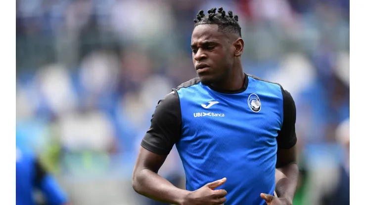 Duván Zapata tomó con humor las reacciones por su cambio de look y subió el meme del día