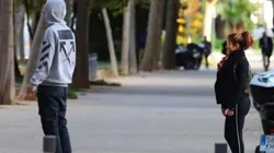 Shakira y Gerard Piqué de paseo en el parque con sus hijos.