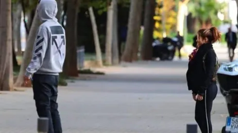 Shakira y Gerard Piqué de paseo en el parque con sus hijos.