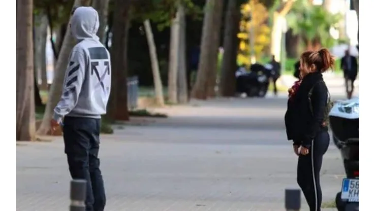 Shakira y Gerard Piqué de paseo en el parque con sus hijos.
