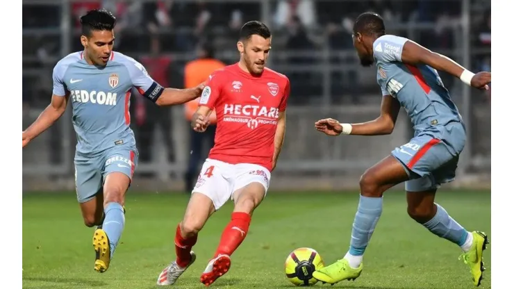 Radamel Falcao en el duelo ante Nimes.