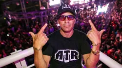 A Pablo Lescano le regalaron un cuchillo y la rompió toda mostrando su inesperada colección