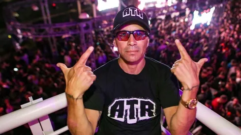 A Pablo Lescano le regalaron un cuchillo y la rompió toda mostrando su inesperada colección