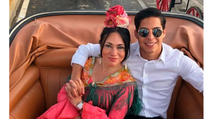 Lainez subió una historia con su mamá por el día de las madres.
