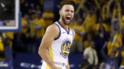 Stephen Curry celebrando una victoria con los Warriors