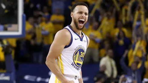 Stephen Curry celebrando una victoria con los Warriors