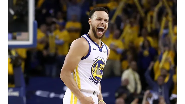 Stephen Curry celebrando una victoria con los Warriors