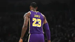 LeBron se prepara para saltar a la cancha con los Lakers
