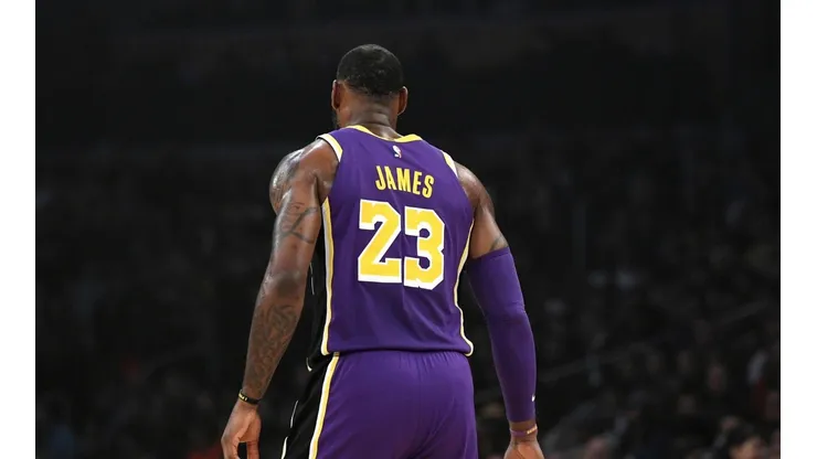 LeBron se prepara para saltar a la cancha con los Lakers