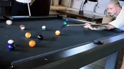 J Balvin la rompe con tremenda carambola jugando billar