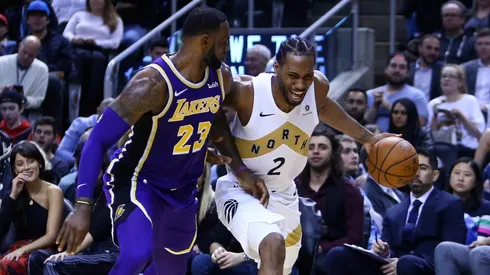 LeBron James marcando a Kawhi Leonard