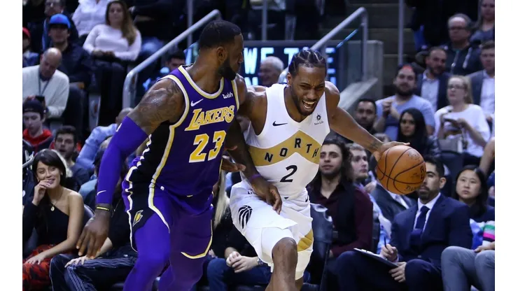 LeBron James marcando a Kawhi Leonard