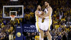 Stephen Curry y Klay Thompson celebran un triunfo en playoffs