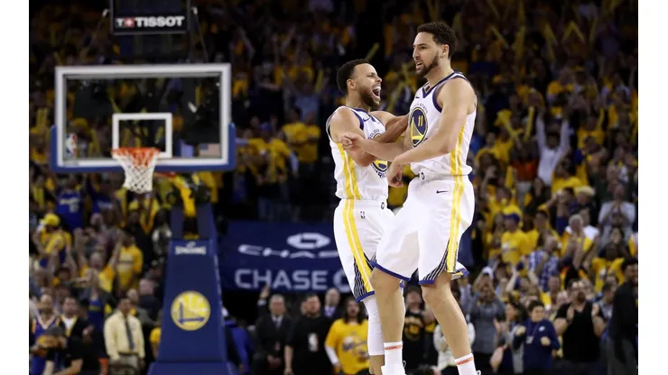 Stephen Curry y Klay Thompson celebran un triunfo en playoffs