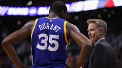 Steve Kerr le da indicaciones a Kevin Durant