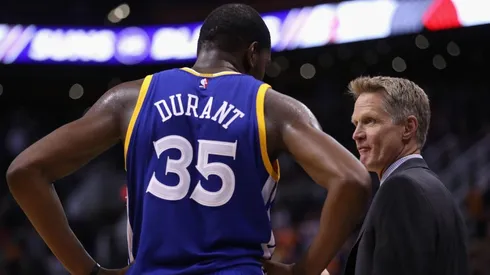Steve Kerr le da indicaciones a Kevin Durant
