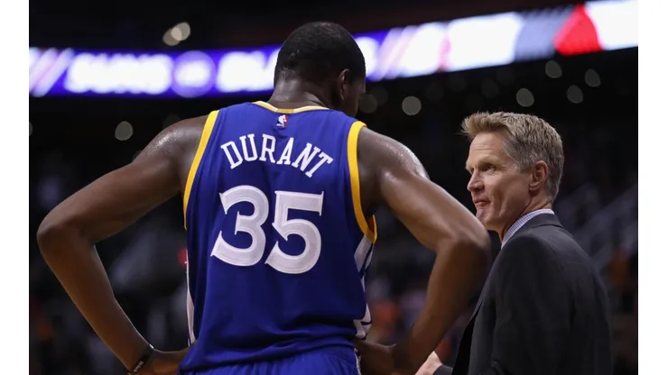 Steve Kerr le da indicaciones a Kevin Durant