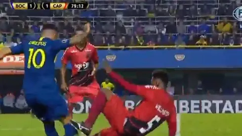 Lo fue a romper: Wellington lo mató a Tevez y vio la roja directa