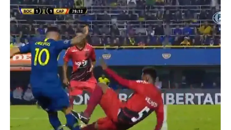 Lo fue a romper: Wellington lo mató a Tevez y vio la roja directa