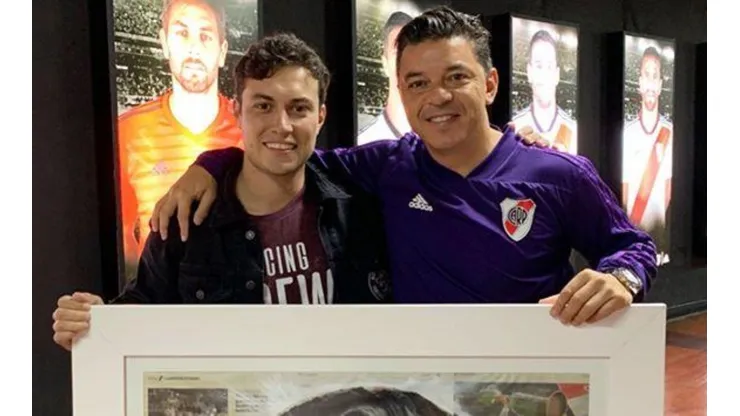Una bestia: un hincha de River hizo un cuadro de Gallardo solo con diario y se lo regaló