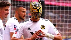 Raúl Jiménez subió a Instagram la foto que todos queríamos: agarrado del cuello con el Sin Cara