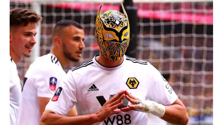 Raúl Jiménez subió a Instagram la foto que todos queríamos: agarrado del cuello con el Sin Cara