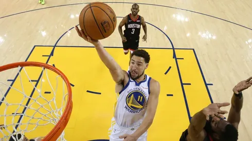 Klay Thompson anota una bandeja ante los Rockets