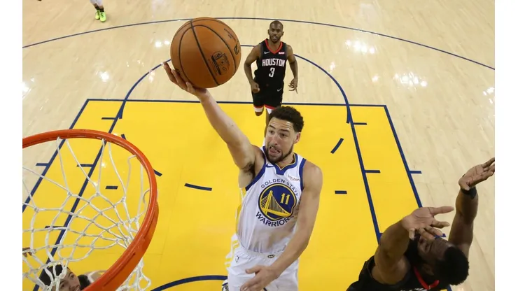Klay Thompson anota una bandeja ante los Rockets