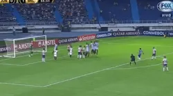 Sebastián Viera la intentó colgar, pero el palo le negó el grito de gol.