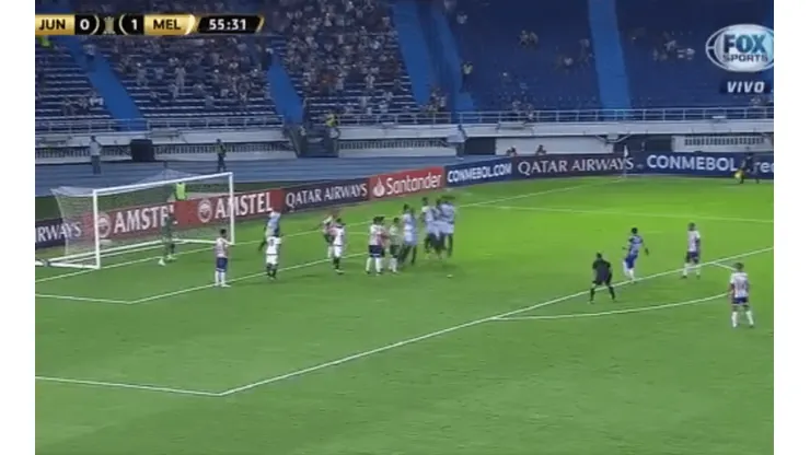 Sebastián Viera la intentó colgar, pero el palo le negó el grito de gol.