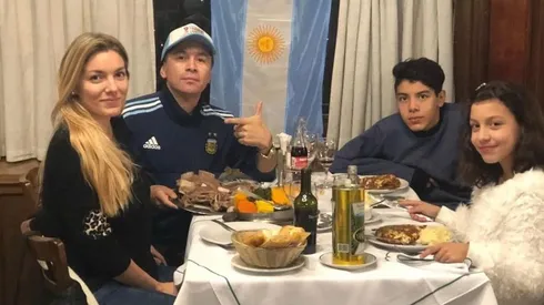 Pablo Lescano tenía que llevar a sus hijos al cole, pero se quedó dormido y la rompió en Twitter