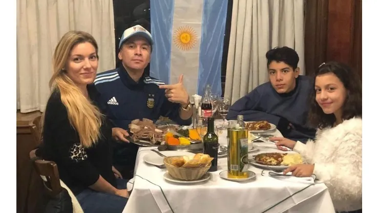 Pablo Lescano tenía que llevar a sus hijos al cole, pero se quedó dormido y la rompió en Twitter