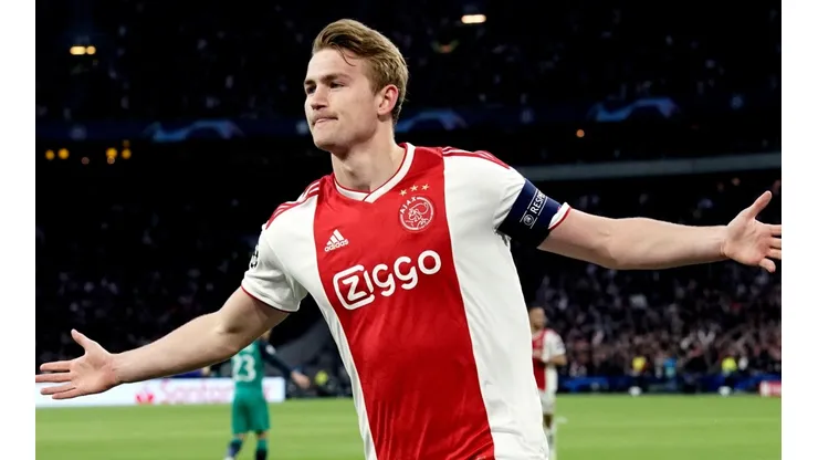De Ligt festeja su gol.