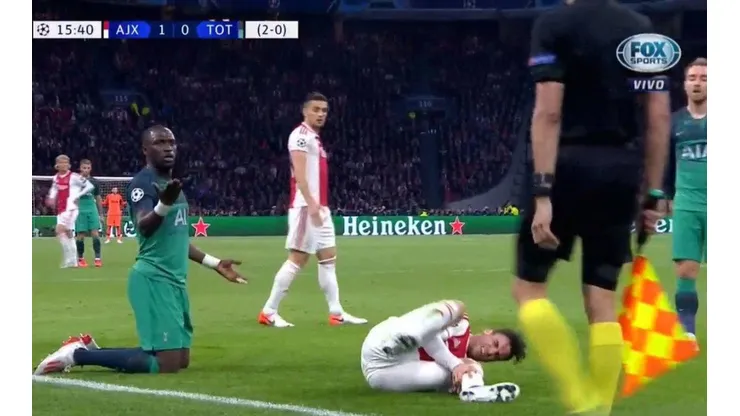 Sissoko fue al piso, llegó muy tarde y le pegó por todos lados a Tagliafico