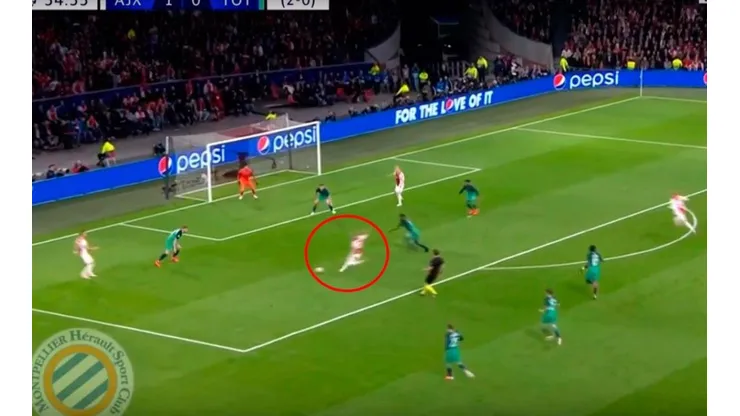 Un zurdazo bárbaro: Ziyech le pegó de primera y clavó un golazo para el 2-0 del Ajax